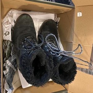 Timberland super comfortable and cozy winter boots with original box.
